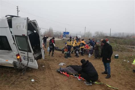 M­a­l­a­t­y­a­s­p­o­r­l­u­l­a­r­ı­ ­t­a­ş­ı­y­a­n­ ­m­i­n­i­b­ü­s­ ­d­e­v­r­i­l­d­i­:­ ­1­7­ ­y­a­r­a­l­ı­